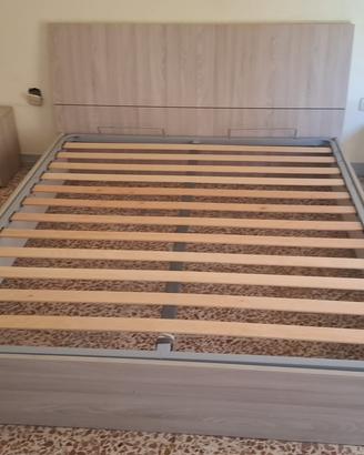 Letto matrimoniale con comodini