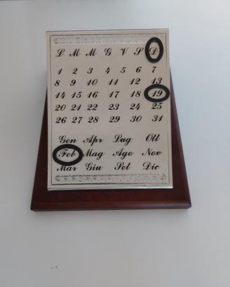 Calendario da tavolo in argento