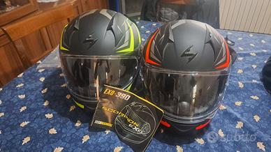 Pari al nuovo 2 caschi per moto