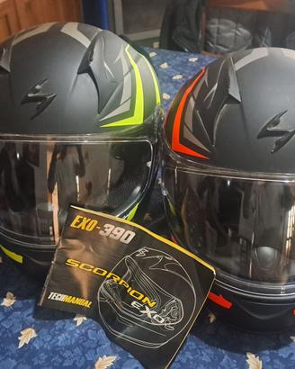 Pari al nuovo 2 caschi per moto