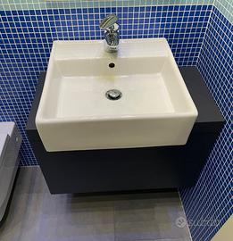 Mobile bagno con lavandino miscelatore e specchio