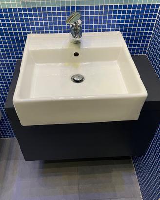 Mobile bagno con lavandino miscelatore e specchio