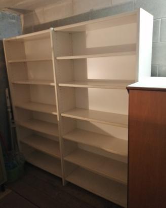 Libreria bianca a giorno 