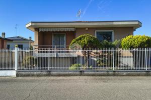 VILLA SINGOLA A MARCALLO CON CASONE