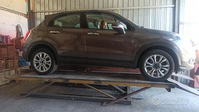 Ponte idraulico solleva auto
