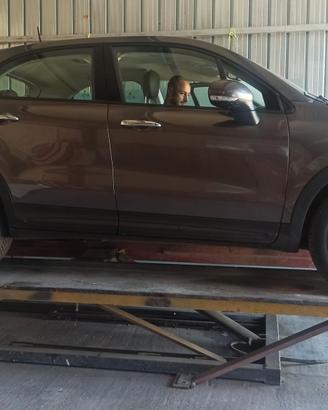Ponte idraulico solleva auto