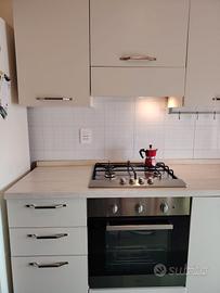 cucina lineare  con elettrodomestici funzionante