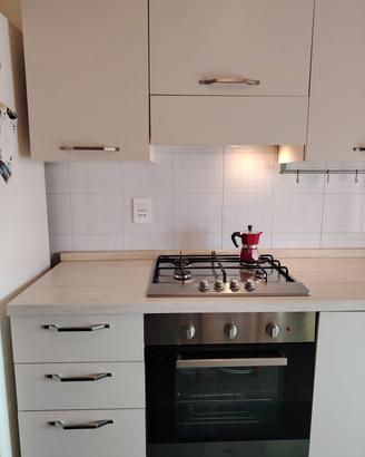 cucina lineare  con elettrodomestici funzionante