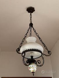 Lampadario antico in ferro, vetro e ceramica