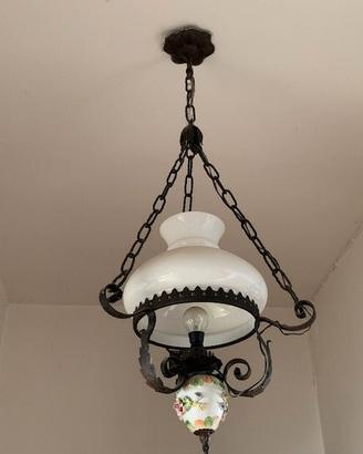 Lampadario antico in ferro, vetro e ceramica