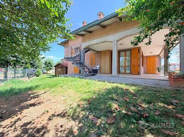 Villa di 300 m² con più di 5 locali e box auto dop
