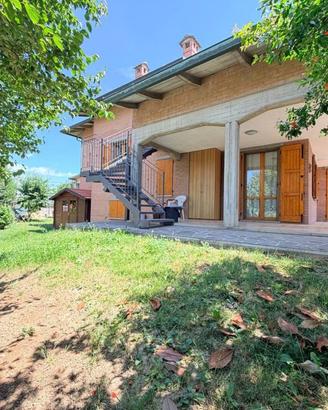 Villa di 300 m² con più di 5 locali e box auto dop