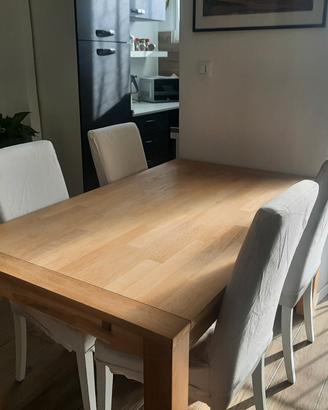 tavolo e sedie  divano 