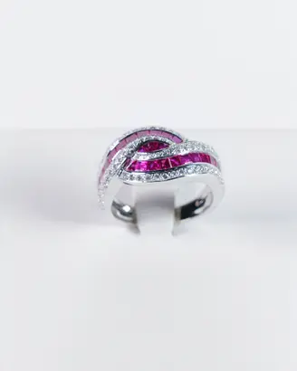 Anello in oro con diamanti e rubini