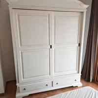 Armadi con ante scorrevoli.