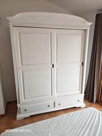 Armadi con ante scorrevoli.