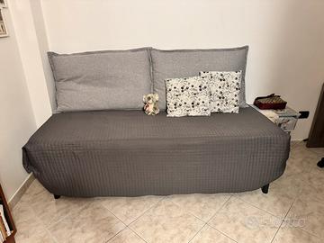 Letto singolo con doghe in legno e materasso