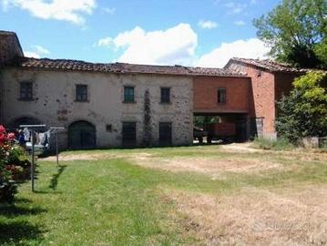 Rustico / Casale di 800 m² con più di 5 locali a A