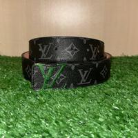 Cintura Louis Vuitton nera con logo argento