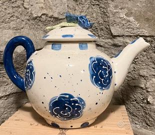 Teiera in ceramica dipinta con rose blu in rilievo