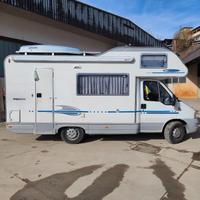 Camper mansardato compatto