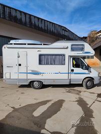 Camper mansardato compatto