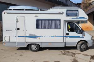 Camper mansardato compatto