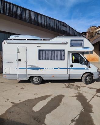 Camper mansardato compatto