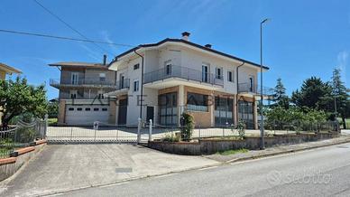 Appartamento di 115 m² con più di 5 locali e posto