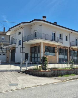 Appartamento di 115 m² con più di 5 locali e posto