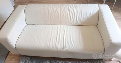 divano in similpelle