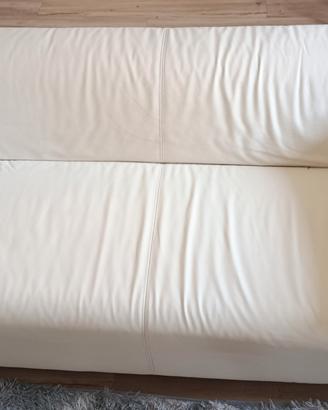 divano in similpelle