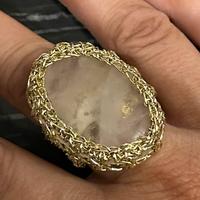 Anello in filo metallico e pietra