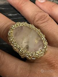 Anello in filo metallico e pietra