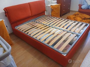 Letto matrimoniale rosso con contenitore
