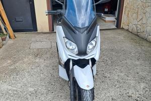 YAMAHA X-MAX 250