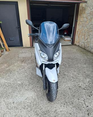 YAMAHA X-MAX 250