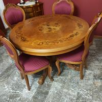 tavolo e cinque sedie