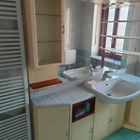 Mobile bagno marmo  specchiera e ripiani in vetro 