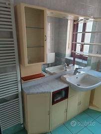 Mobile bagno marmo  specchiera e ripiani in vetro 