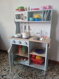Cucinetta in legno per bambini con vari acce