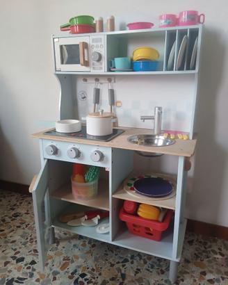 Cucinetta in legno per bambini con vari acce