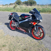 Aprilia rs 125 poggiali black 04 full power +casco