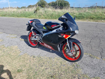 Aprilia rs 125 poggiali black 04 full power +casco