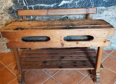 Antico banco di scuola con doppia seduta