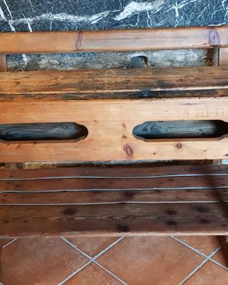 Antico banco di scuola con doppia seduta