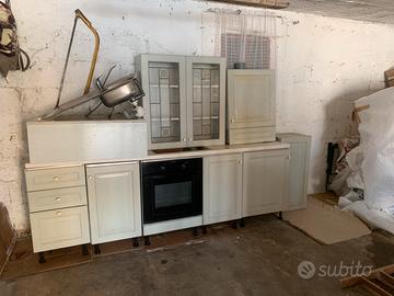 Cucina con ante in legno e lavatrice