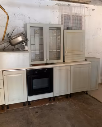 Cucina con ante in legno e lavatrice