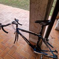 Telaio carbonio , manubrio, sella e parti ricambio