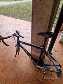 Telaio carbonio , manubrio, sella e parti ricambio